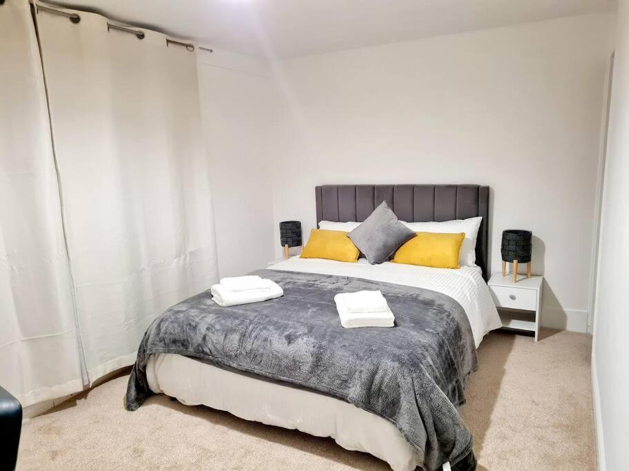 Cosy Luxurious 3 Bedroom House, Free Parking, Free Wifi, Private Garden, Free Netflix Havering Exterior foto