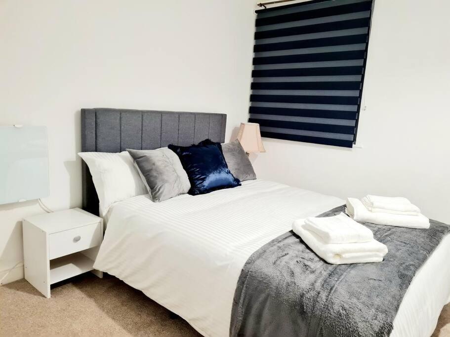 Cosy Luxurious 3 Bedroom House, Free Parking, Free Wifi, Private Garden, Free Netflix Havering Exterior foto