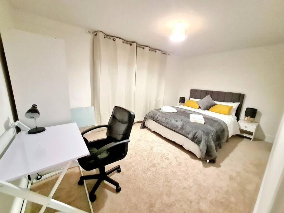 Cosy Luxurious 3 Bedroom House, Free Parking, Free Wifi, Private Garden, Free Netflix Havering Exterior foto